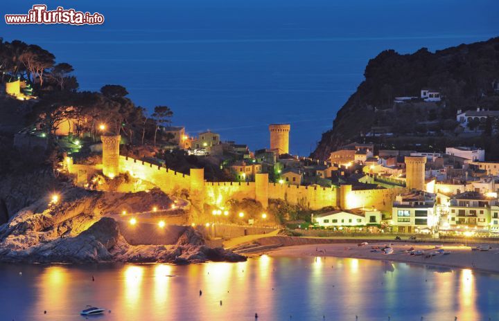 Immagine Tossa de Mar: il turismo raffinato della Costa Brava - a differenza della vicina Lloret de Mar, patria della vita notturna della Costa Brava, Tossa de Mar offre un turismo e una nightlife decisamente più raffinate. La zona turistica della città è ricca di hotel, ristoranti tipici in cui gustare portate locali a base di pesce e locali notturni, in cui finire la serata in bellezza con un drink con vista mare. - © travelpeter / Shutterstock.com