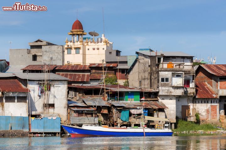Immagine Un villaggio fluviale presso Kota Manado, sull'isola di Sulawesi, in Indonesia. Siamo nella provincia del Sulawesi Settentrionale - foto © Artush / Shutterstock.com