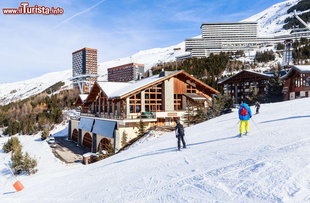 Immagine Villaggio Les Menuires a Val Thorens, Francia: questo resort dispone di 48 ristoranti, 39 impianti di risalita e 62 piste - © nikolpetr / Shutterstock.com