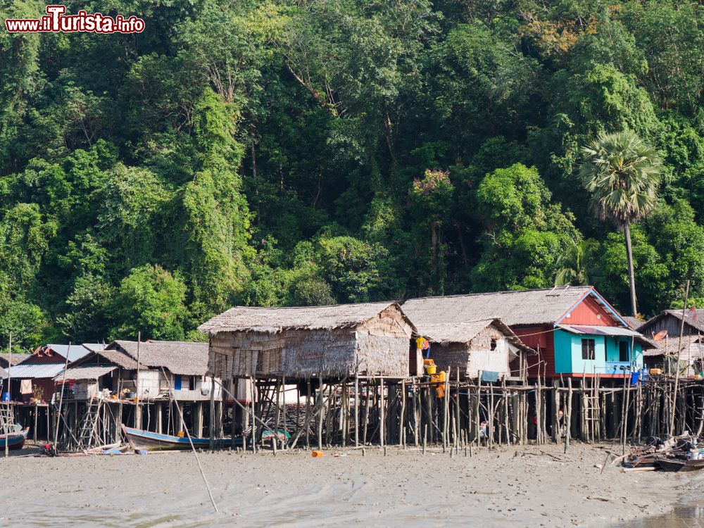 Immagine Villaggio lungo un canale sull'isola di Kala fuori Myeik, arcipelago di Mergui, sud del Myanmar.
