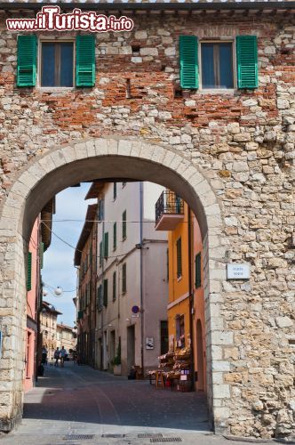 Immagine Villaggio medievale di Castiglione del Lago, Umbria - Uno scorcio fotografico all'interno dell'antico borgo di Castiglione, comune della provincia di Perugia © Wallace Weeks / Shutterstock.com