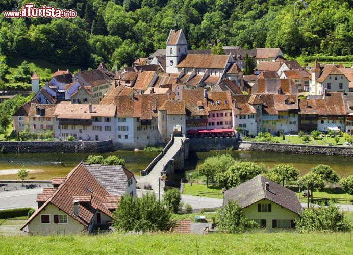 Immagine Il panorama su di un villaggio medievale della Svizzera: ci troviamo a Saint-Ursanne nella valle del fiume Doubs, nel cantone Giura - © Rolf E. Staerk / Shutterstock.com