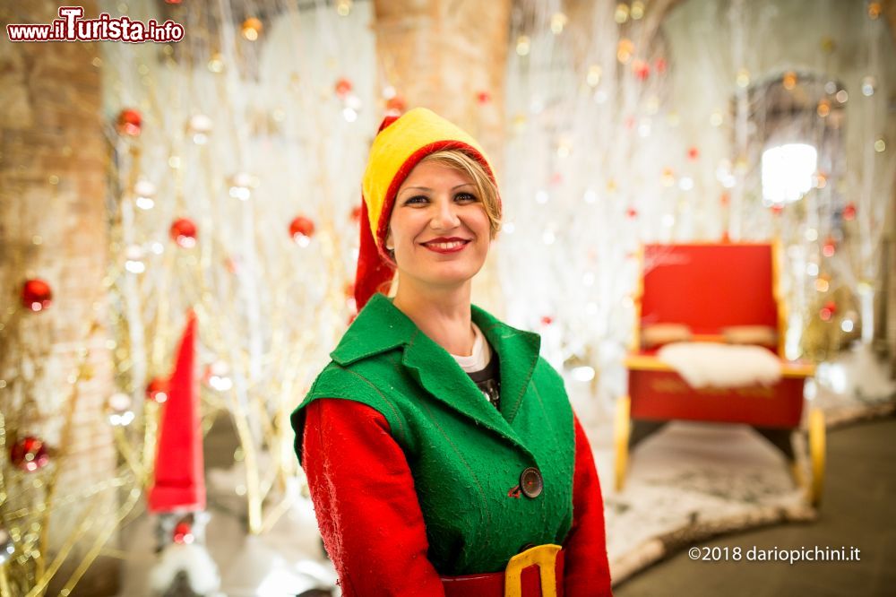 Immagine Villaggio natalizio di Montepulciano: una graziosa assistente di Babbo Natale.