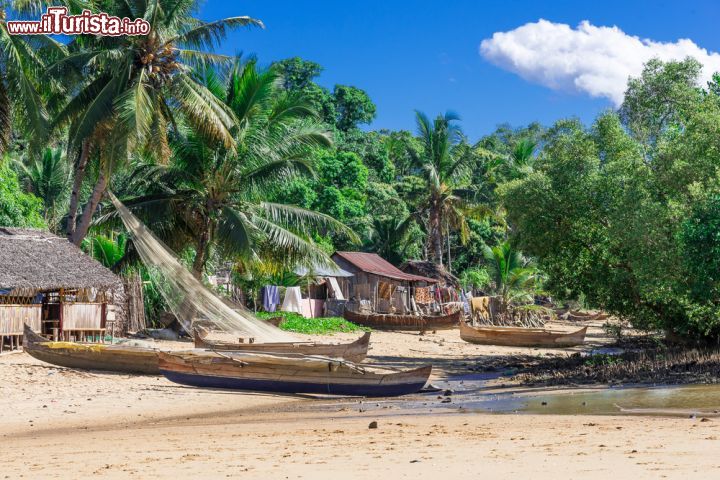 Immagine Un villaggio di pescatori sull'isola di Nosy Iranja, una delle mete turistiche più affascinanti del Madagascar - foto © sgar80 / Shutterstock