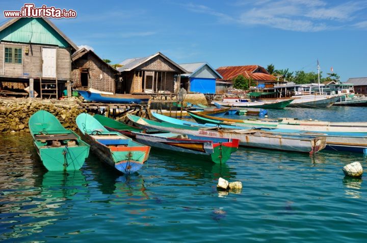 Immagine Un villaggio di pescatori alle Togean Islands, Sulawesi Centrale, Indonesia. Le isole Togean si trovano in una zona vulcanica attiva e per questo alcune di loro sono disabitate - foto © Sarah-Jane Walsh / Shutterstock.com