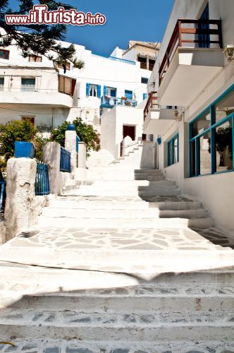 Immagine Villaggio nell'isola di Naxos, Grecia - Stradine strette, alcune senza uscita, androni, scalette  e passaggi angusti danno l'idea che la gente creò questa cittadina tenendo presente un solo elemento: la protezione dagli attacchi dei nemici e dei pirati. Passeggiando per il villaggio sembra quasi di trovarsi in un labirinto e di entrare in casa della gente © Christos Siatos / Shutterstock.com