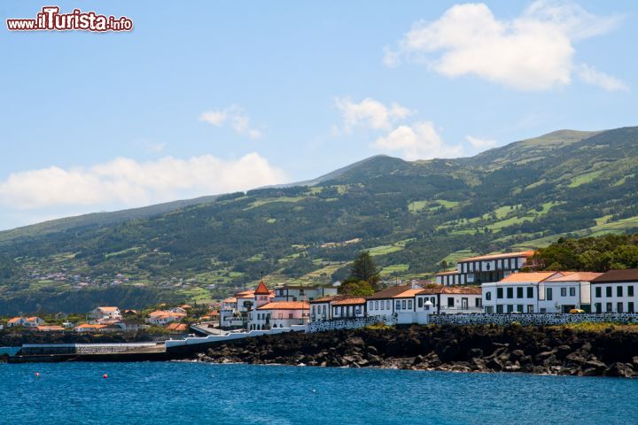 Immagine Una bella veduta del villaggio di Sao Roque, uno dei centri abitati più antichi delle Azzorre, che dispone di un porto commerciale e di uno passeggeri che collega l'isola di Pico a quella di Sao Jorge. Da visitare durante un tour di quest'isola, che deve il suo nome all'imponente montagna che emerse dopo un'eruzione vulcanica, ci sono la chiesa di Matriz, il convento di Sao Pedro de Alcantara e il museo dell'Industria Baleniera - © Yulia_B / Shutterstock.com