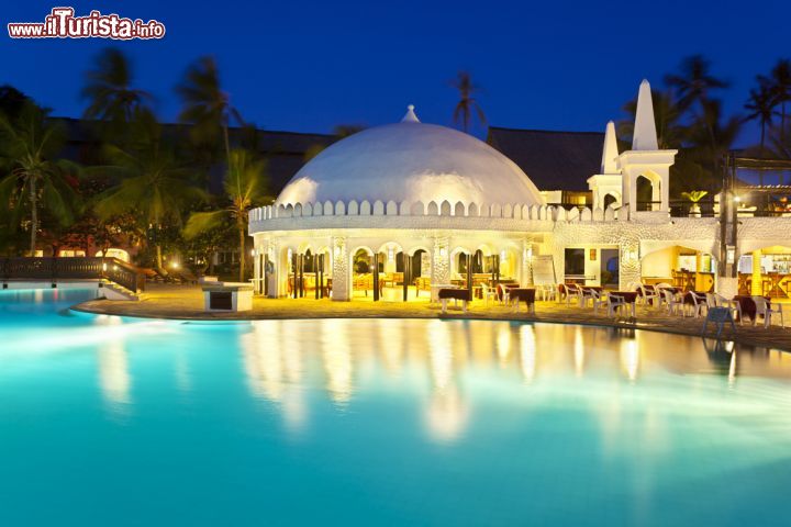 Immagine Resort di lusso a Diani Beach, Kenya - Diani Beach è, ormai da diversi anni, una delle mete più frequente dai turisti dell'intera costa kenyota. Questa splendida località a pochi chilometri dalla Tanzania si è infatti guadagnata un posto d'onore nelle attenzioni dei tour operator occidentali. Qui il lusso è di casa e i turisti possono trovare a loro disposizione ogni sorta di struttura e comodità: dai saloni di bellezza, alle spa, alle sale per conferenze. - © IndustryAndTravel / Shutterstock.com