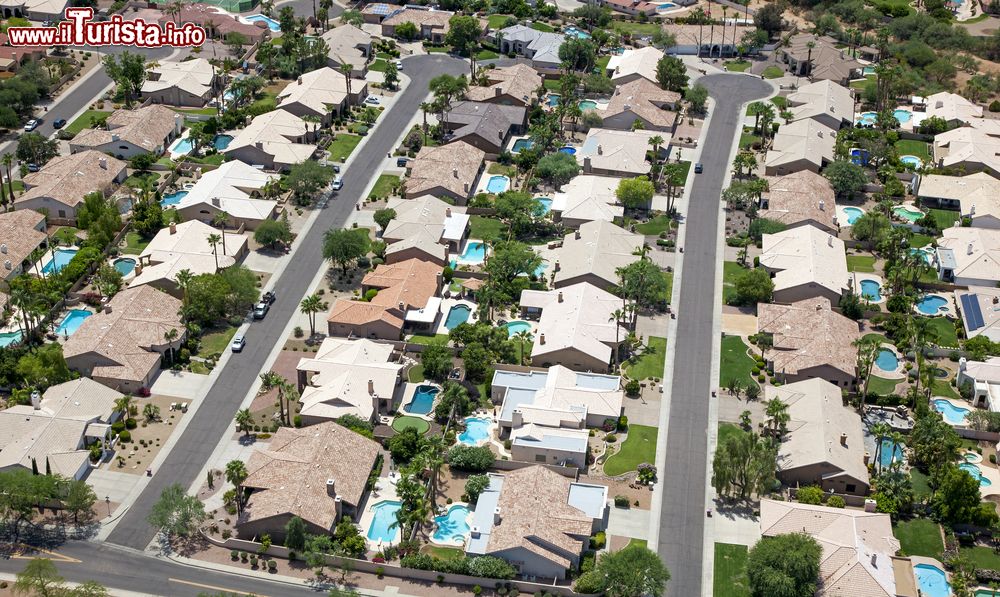 Immagine Ville con piscina in un sobborgo di Scottsdale, Arizona: siamo in una zona residenziale signorile fotografata dall'alto.