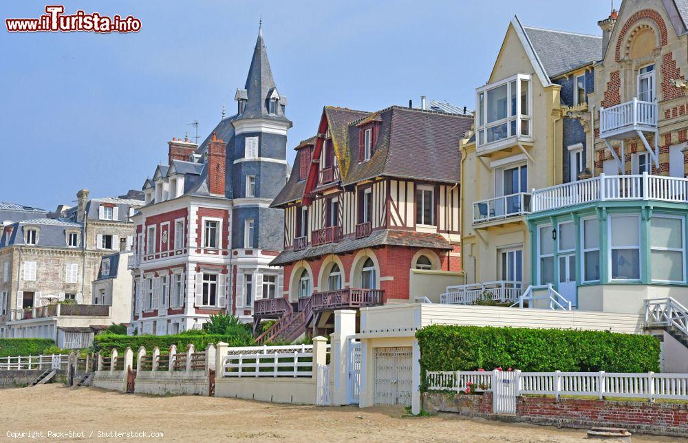 Immagine Ville storiche sulla spiaggia di Trouville-sur-Mer, lungo la costa della Normandia - © Pack-Shot / Shutterstock.com