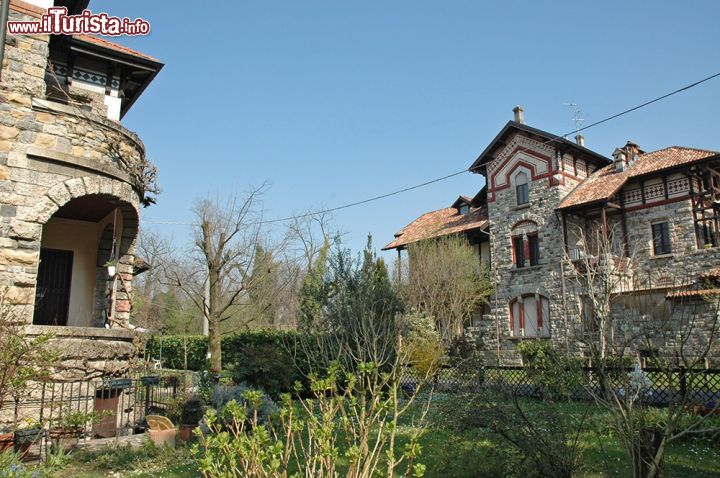 Immagine Le ville dei dirigenti, costruite nel villaggio operaio a metà degli anni '20 - le otto ville destinate ai dirigenti del cotonificio furono costruite a metà degli anni '20 per volere della famiglia Crespi. Situate nella zona più boschiva e riparata del villaggio di Crespi d'Adda, queste villette furono costruite ed arredate in uno stile all'insegna dell'eleganza e dell'estrosità, a differenza delle case degli operai, le cui forme, ispirate all'architettura industriale inglese, sono squadrate e rigorose. 