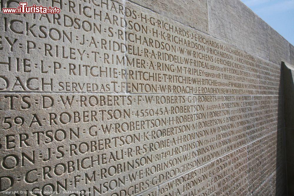 Immagine Vimy (Lens), Francia: il Canadian National Vimy Ridge and Battle Memorial con i nomi degli eroi canadesi scomparsi nella Prima Guerra Mondiale - © Eric Valenne geostory / Shutterstock.com