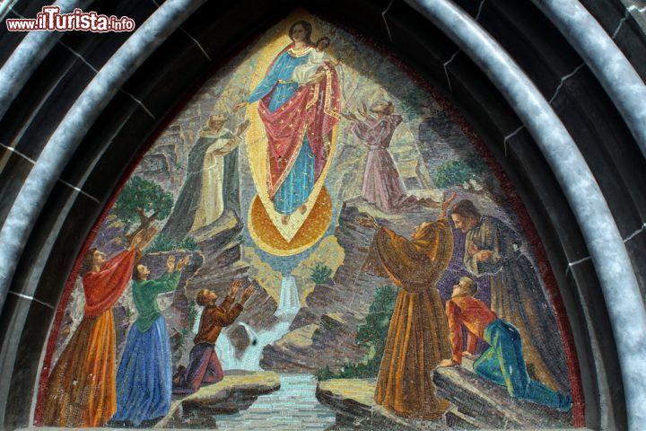 Immagine Las Lajas, Ipiales: il particolare di un mosaico sulla parte esterna del santuario cattolico della Virgen del Rosario de las Lajas (Colombia) - foto © Angela N Perryman / Shutterstock.com