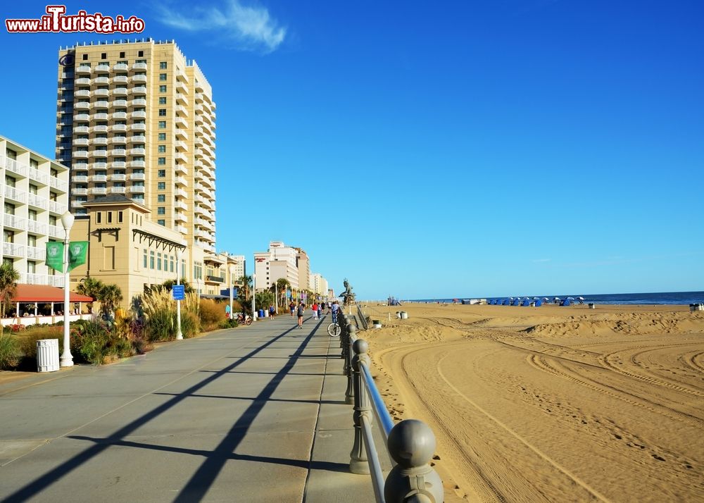 Immagine Virginia Beach e il suo lungomare affacciato sull'Oceano Atlantico (USA).