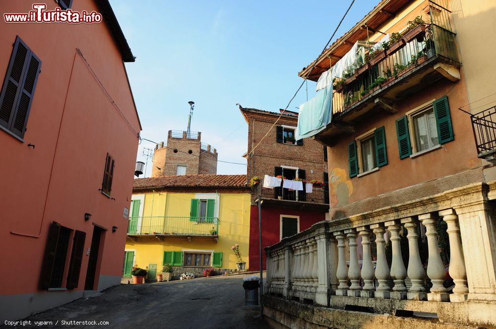 Immagine Visita al centro storico di Agliano Terme nella provincia di Asti, in Piemonte - © vyparn / Shutterstock.com