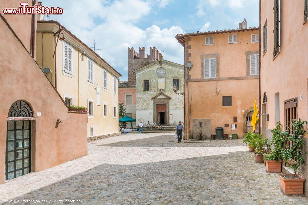 Immagine Visita al centro storico di Calcata, il borgo degli artisti nel Lazio - © Stefano_Valeri / Shutterstock.com