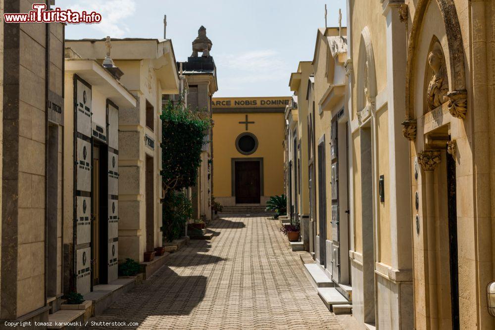 Immagine Visita al cimitero di Balestrate, costa nord della Sicilia, Palermo. - © tomasz karwowski / Shutterstock.com