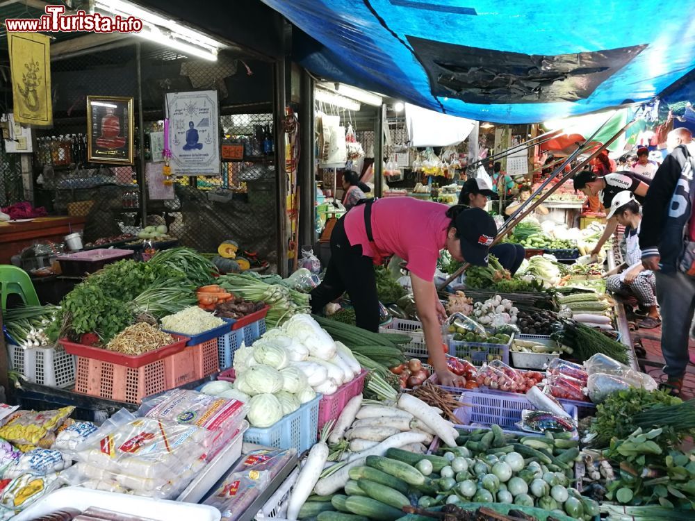 Immagine Visita al mercato di Maekhlong in Thailanda, famoso per il treno che l'attraversa