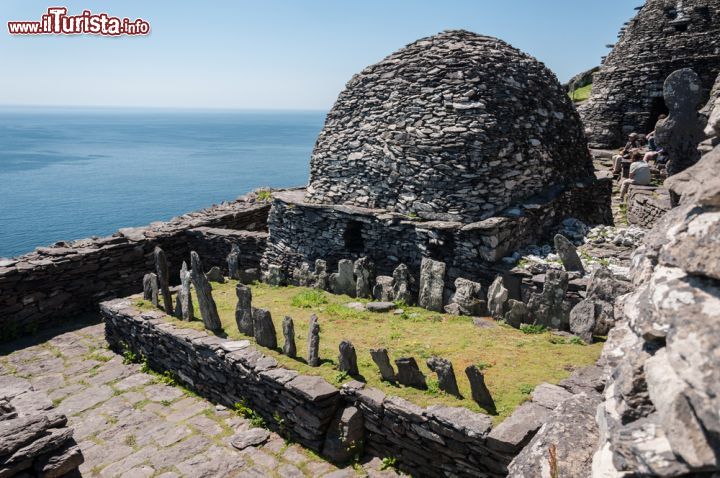 Immagine Visita alle rovine del monastero di Skelling Michael abbandanato dal 1100. Questi ambienti sono stati utilizzati come location di alcune scene de Il risveglio della forza di Guerre Stellari