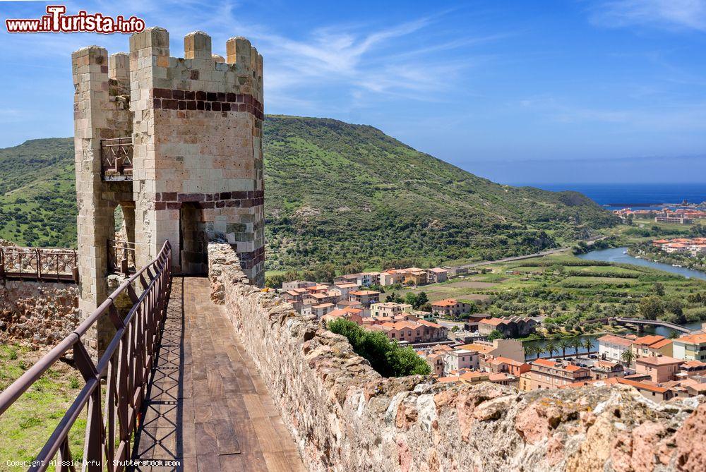 Immagine Visita al panoramico Castello di Malaspina a Bosa, costa ovest della Sardegna, a sud di Alghero - © Alessio Orru / Shutterstock.com