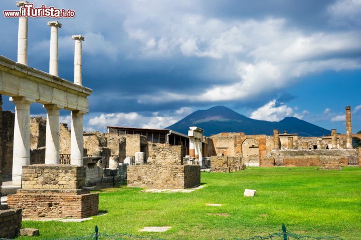 Immagine Sito archeologico di Pompei, Campania - Visitarlo completamente richiederebbe almeno due o tre giorni. In uno si riesce comunque a percorrere un itinerario alla scoperta dei suoi edifici più importanti. Il sito archeologico di Pompei ospita ogni anno circa due milioni di visitatori che rimangono affascinati da questo centro campano rimasto fermo alla data del 79 d.C. © Sailorr / Shutterstock.com