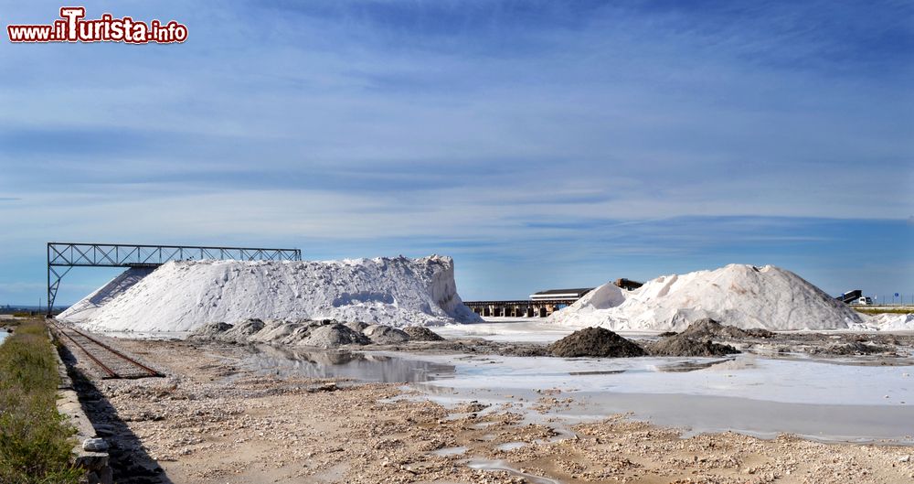 Immagine Visita alla Salina di Margherita di Savoia in Puglia: i cumuli di sale marino estratti dalle vasche di evaporazione