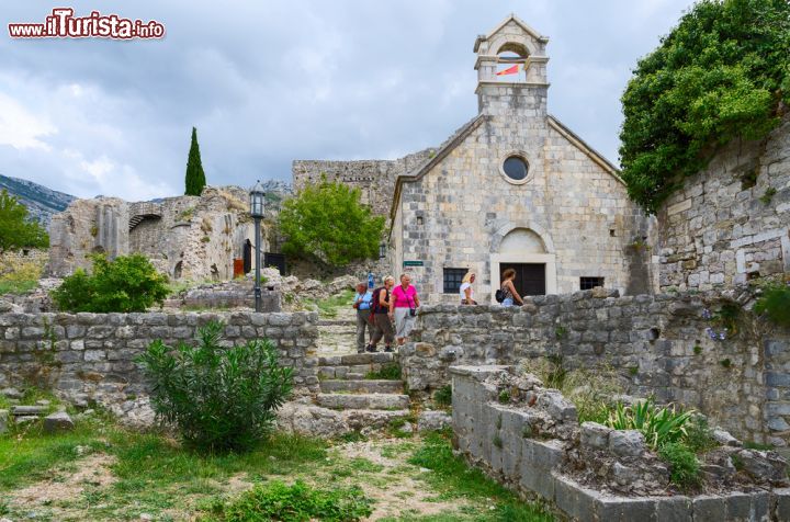Immagine Visita alle rovine della città vecchia di Bar e della chiesa di San Nicola, Montenegro  - © Katsiuba Volha / Shutterstock.com