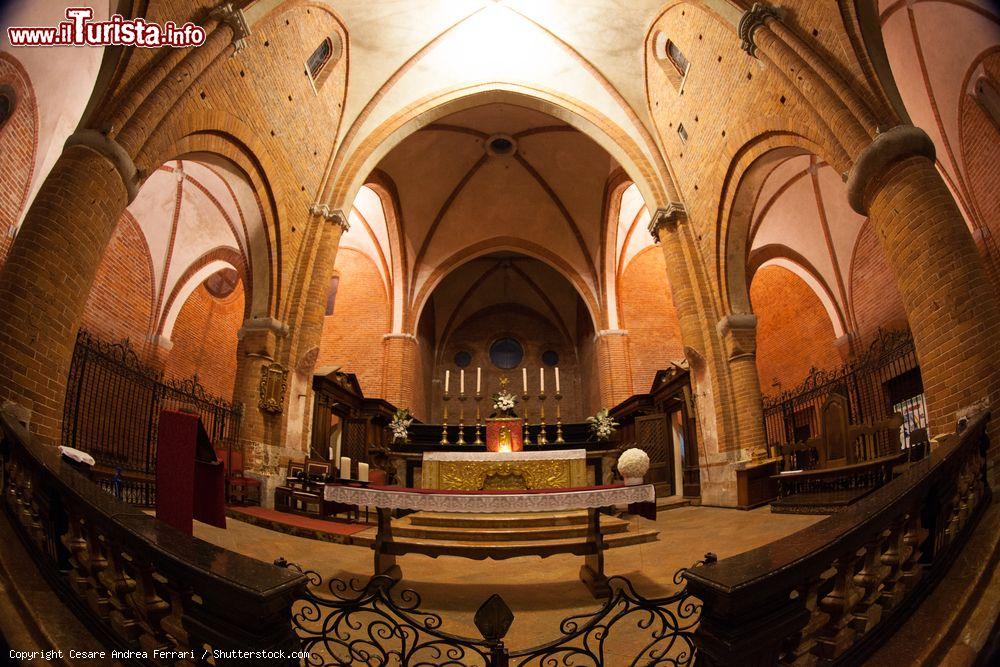 Immagine Visita all'interno dell'Abbazia di Santa Maria a Morimondo, Lombardia - © Cesare Andrea Ferrari / Shutterstock.com