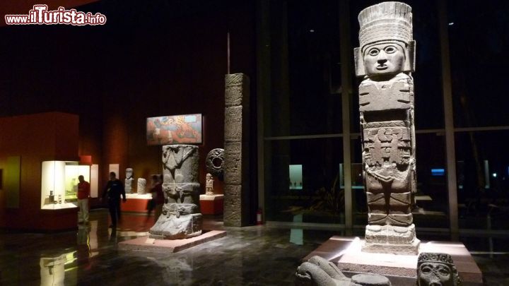 Immagine Una sala all'interno del Museo Nazionale di Antropologia di Città del Messico. Per una visita approfondita all'enorme museo occorre almeno un'intera giornata - foto © Fabio Imhoff / Shutterstock.com