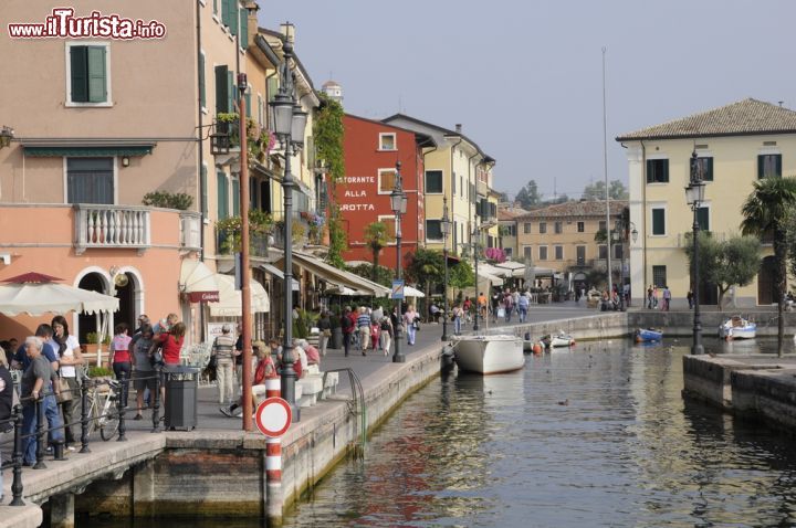 Immagine visitare il borgo di Lazise in Veneto - © Volker Rauch / Shutterstock.com