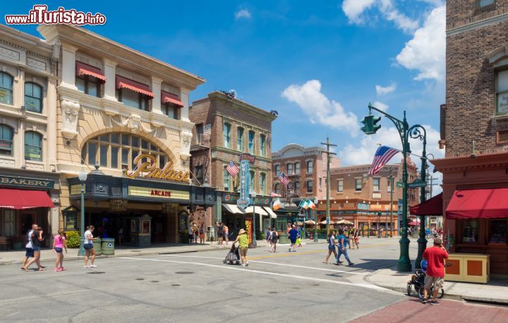 Immagine Visitare i parchi a tema degli Universal Studios di Orlando, Florida - Cuore pulsante del turismo della Florida, Orlando lega il suo nome a quello dei parchi a tema ospitati nelle sue vicinanze. Oggi si può trascorrere un'intera settimana in città visitando ogni giorno un parco giochi diverso. Buon divertimento! © Kamira / Shutterstock.com