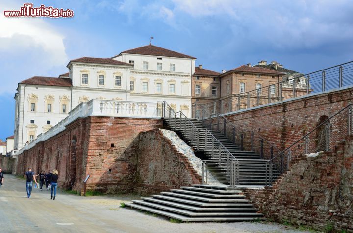 Immagine L'itinerario che porta all'escursione per visitare Venaria Reale, Torino (Piemonte) - Visitare Venaria Reale non comporta solo avere a che fare con un esempio di edilizia riuscita bene, ma vuol dire guardare e sentire una storia molto più significativa. Il centro storico, altro vanto della località, fu progettato da Amedeo di Castellamonte nel periodo di fine '600. L'intento fu quello di utilizzare la disposizione territoriale in funzione di una scenografia urbana, dando l'idea di un fulcro vivo, fatto di botteghe, commercio e quartieri disposti in modo elegante, come si può notare dall'immagine - © maudanros / Shutterstock.com