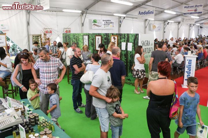 Immagine Visitatori alla Sagra del tartufo di Sant'Agostino Emilia Romagna