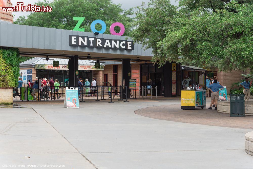 Immagine Visitatori all'ingresso dello Zoo di Houston, Texas. Questo parco zoologico di 55 acri si trova in Hermann Park: ospita più di 6 mila animali e viene visitato ogni anno da 1,8 milioni di persone - © Trong Nguyen / Shutterstock.com