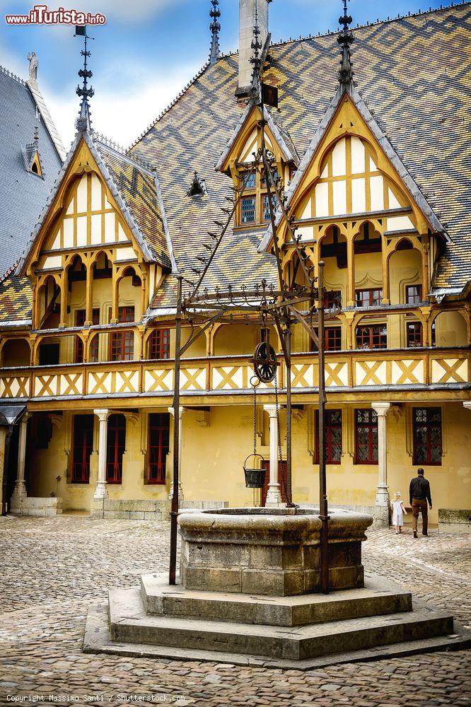 Immagine Visitatori ammirano lo storico ospedale dei poveri di Beaune, Borgogna, Francia - © Massimo Santi / Shutterstock.com