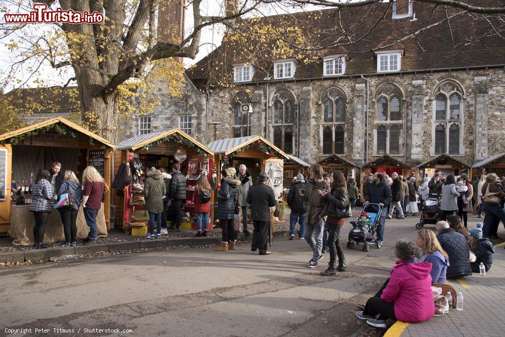 Immagine Visitatori al primo week end dell'annuale mercato del Natale alla cattedrale di Winchester, Inghilterra - © Peter Titmuss / Shutterstock.com