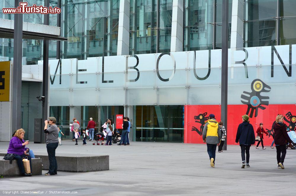 Immagine Visitatori fuori dal Melbourne Museum, Australia - © ChameleonsEye / Shutterstock.com