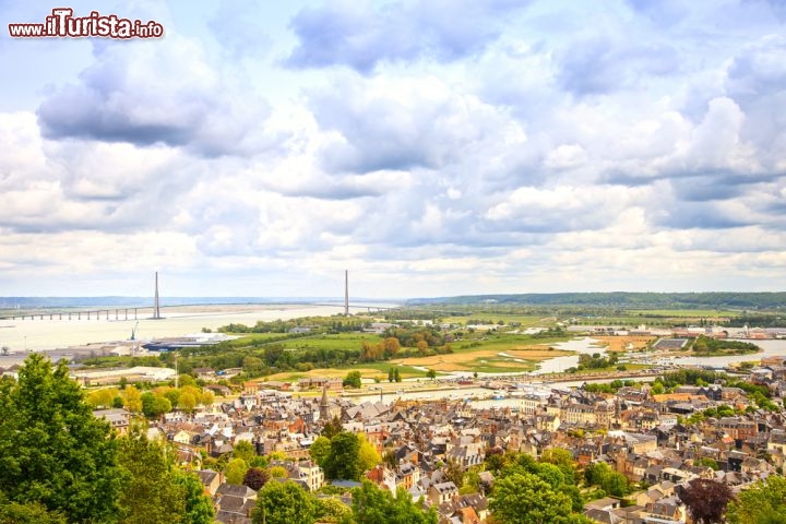 Immagine Vista aerea di Honfleur situata sulla riva meridionale dell'estuario della Senna - © StevanZZ / Shutterstock.com