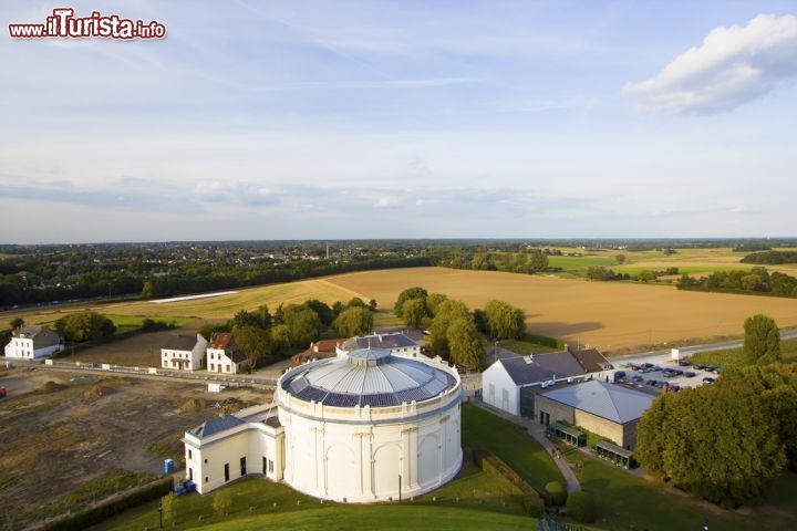 Immagine Vista aerea delle campagne di Waterloo, in Belgio. Qui si trova il monumento che ricorda la grande battaglia tra francesi comandati da Napoleone e coalizione Anglo-Prussiana guidata dal generale Wellington - © Roberto Tetsuo Okamura / Shutterstock.com