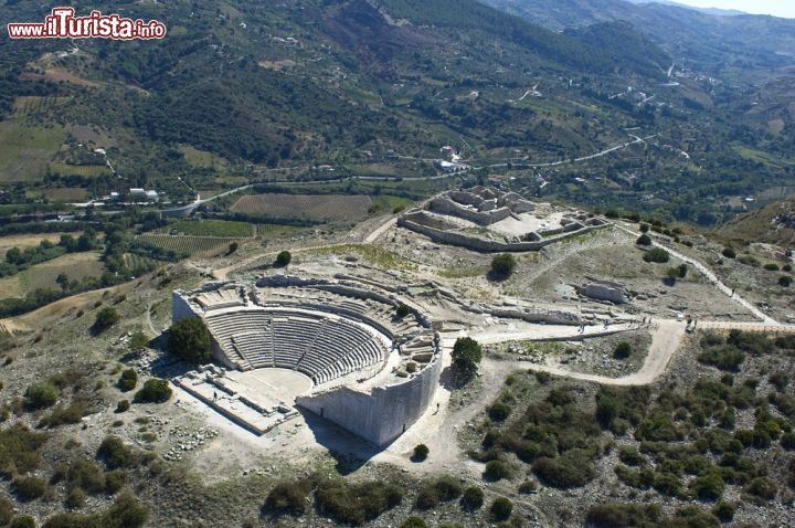 Immagine L'area archeologica di Segesta, fotografata dall'alto: in primo piano il grande Teatro Greco che poteva accogliere 4.000 spettatori - © luigi nifosi / Shutterstock.com