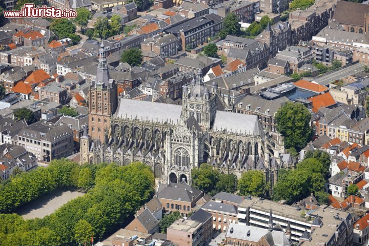 Immagine Vista aerea della Cattedrale di San Giovanni (Sint-Janskathedraal) nella città di s-Hertogenbosch, altrimenti detta "Den Bosch", in Olanda - foto © R.A.R. de Bruijn Holding BV / Shutterstock.com