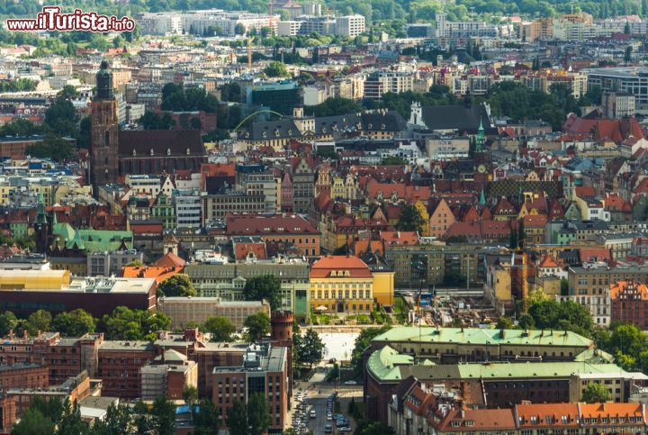 Immagine Vista aerea della città di Breslavia, Polonia - Per un paio di secoli è stata Breslau prima di diventare Wroclaw: questa città della Slesia ha alle spalle una storia millenaria © cubee / Shutterstock.com