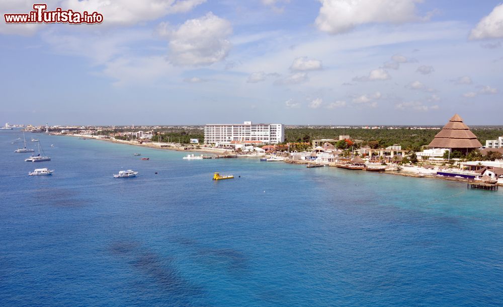 Immagine La vista aerea della costa dell'isola di Cozumel. Si tratta di una delle principali mete turistiche della cosiddetta Riviera Maya, in Messico - foto © Shutterstock.com