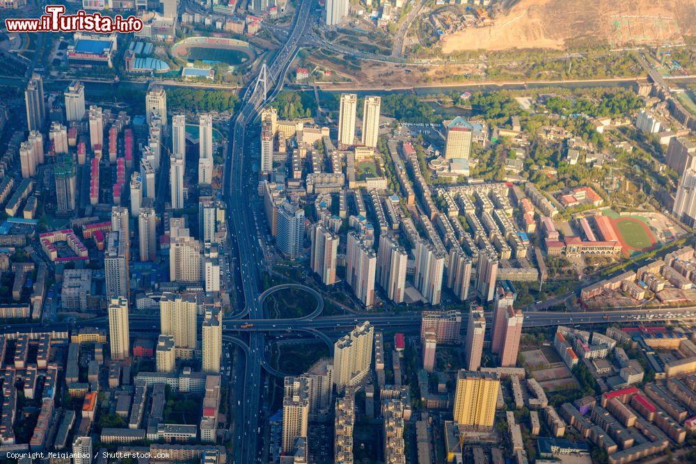 Immagine Vista aerea dei quartieri moderni di Xining city in Cina - © Meiqianbao / Shutterstock.com