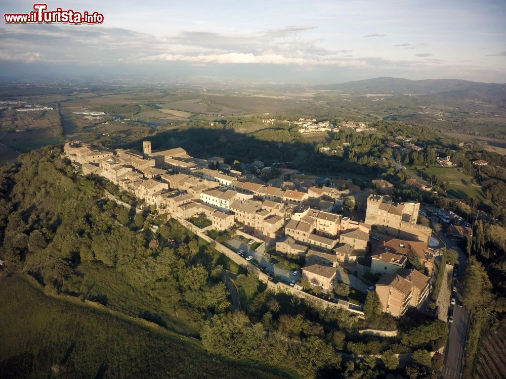 Immagine Vista aerea del magico borgo di Casole d'Elsa in Toscana. Siamo in provincia di Siena