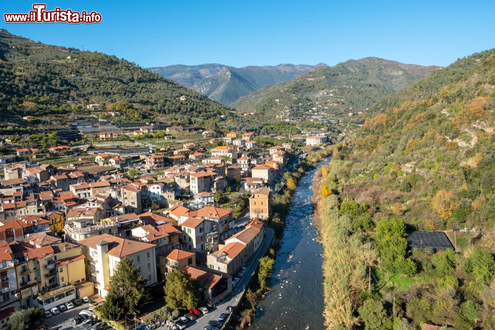 Immagine Vista aerea del borgo di Dolceacqua in liguria con il fiume Nervia