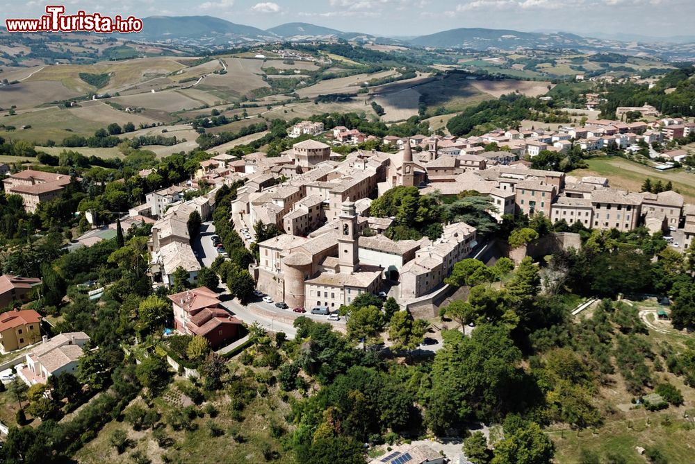 Immagine Vista aerea del borgo di Mondavio nelle Marche, provincia di Pesaro-Urbino