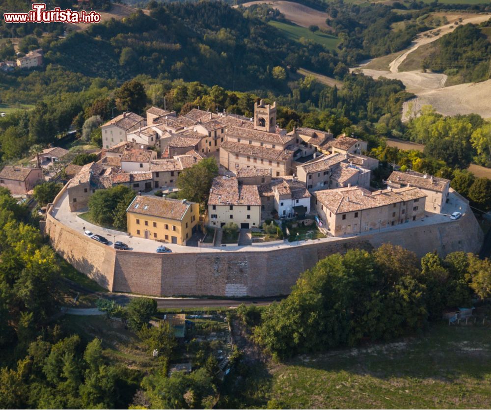Immagine Vista aerea del borgo murato di Montefabbri nelle Marche