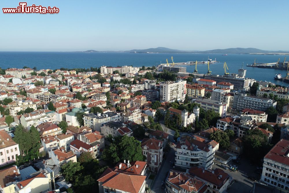 Immagine Vista aerea del centro di Burgas sul mar nero, sulla sinistra il porto della Bulgaria