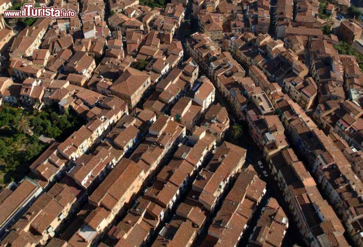 Immagine Vista aerea del centro di Castelbuono e le sue stradine in Sicilia - © luigi nifosi / Shutterstock.com